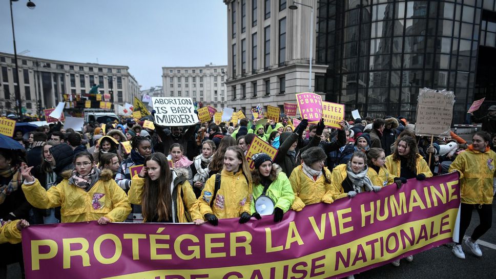 des-manifestants-opposes-a-l-avortement-defilent-contre-la-proposition-de-loi-allongeant-le-de...jpg