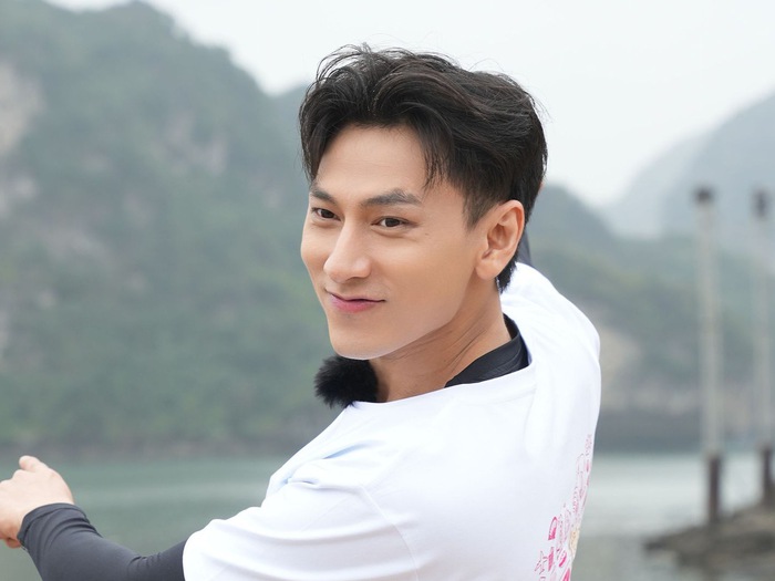 isaac-trong-chuong-trinh-hanh-trinh-ruc-ro-16856658565711965613357-600-0-1647-2000-crop-168566...jpg