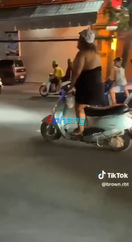 FatLadyRidingMotocycle_v3.png